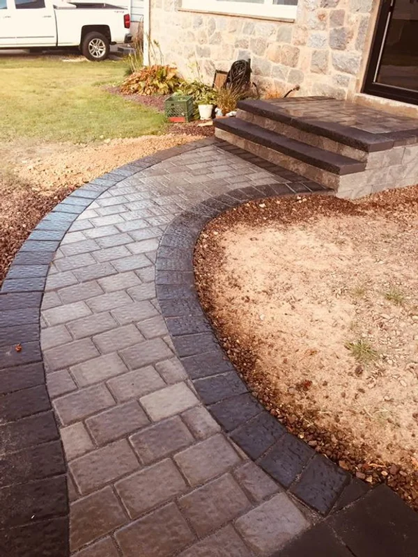 Paver patio with curved border